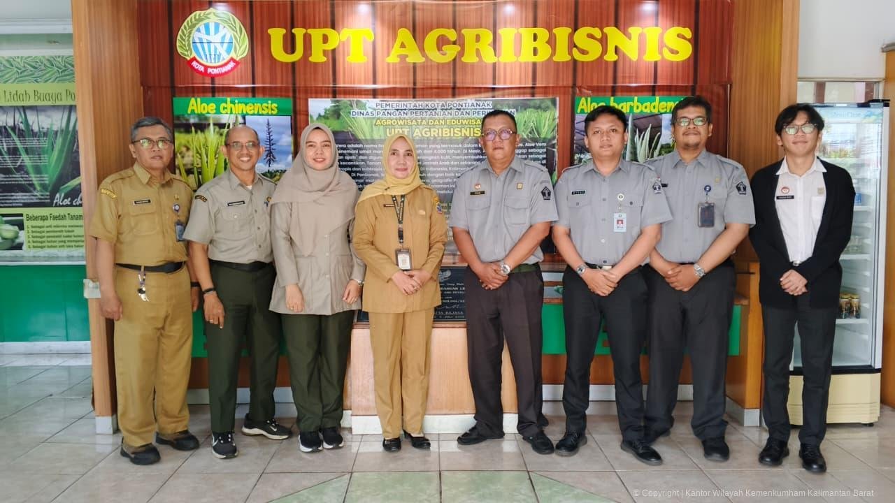 Tim UPT Agribisnis Pontianak dan Kanwil Kemenkum Kalbar berfoto bersama