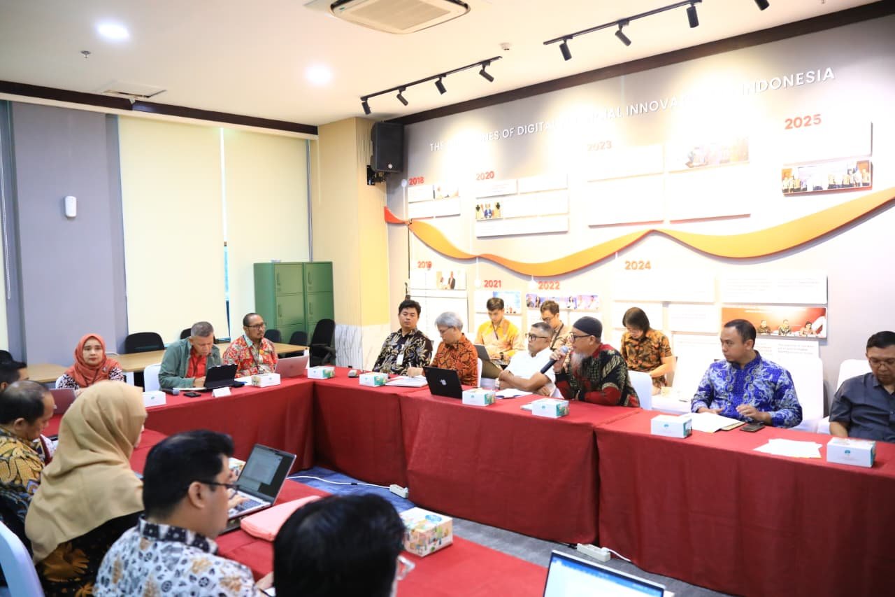 Deputi Komisioner Pengawas Perilaku Pelaku Usaha Jasa Keuangan dan Pelindungan Konsumen OJK Rizal Ramadhani bersama sejumlah pejabat OJK lain menerima enam orang wakil dari Paguyuban Lender DSI di Kantor OJK, Jakarta, Selasa (30/12).