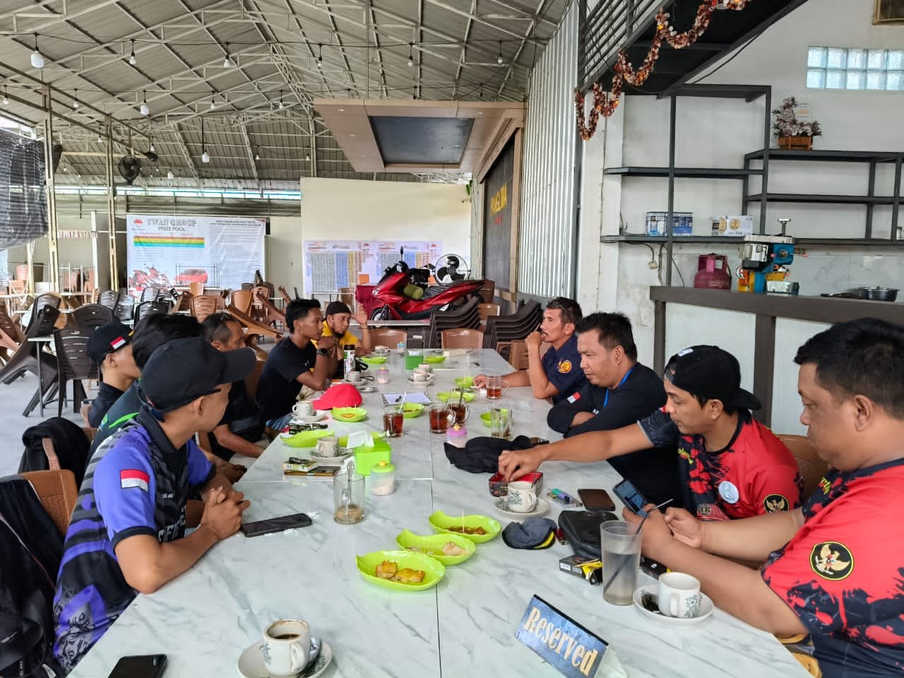 Pertemuan sejumlah pemadam kebakaran swasta digelar di Cafe Panglima, Jalan Panglima Aim, Pontianak, Rabu (14/1/2026).