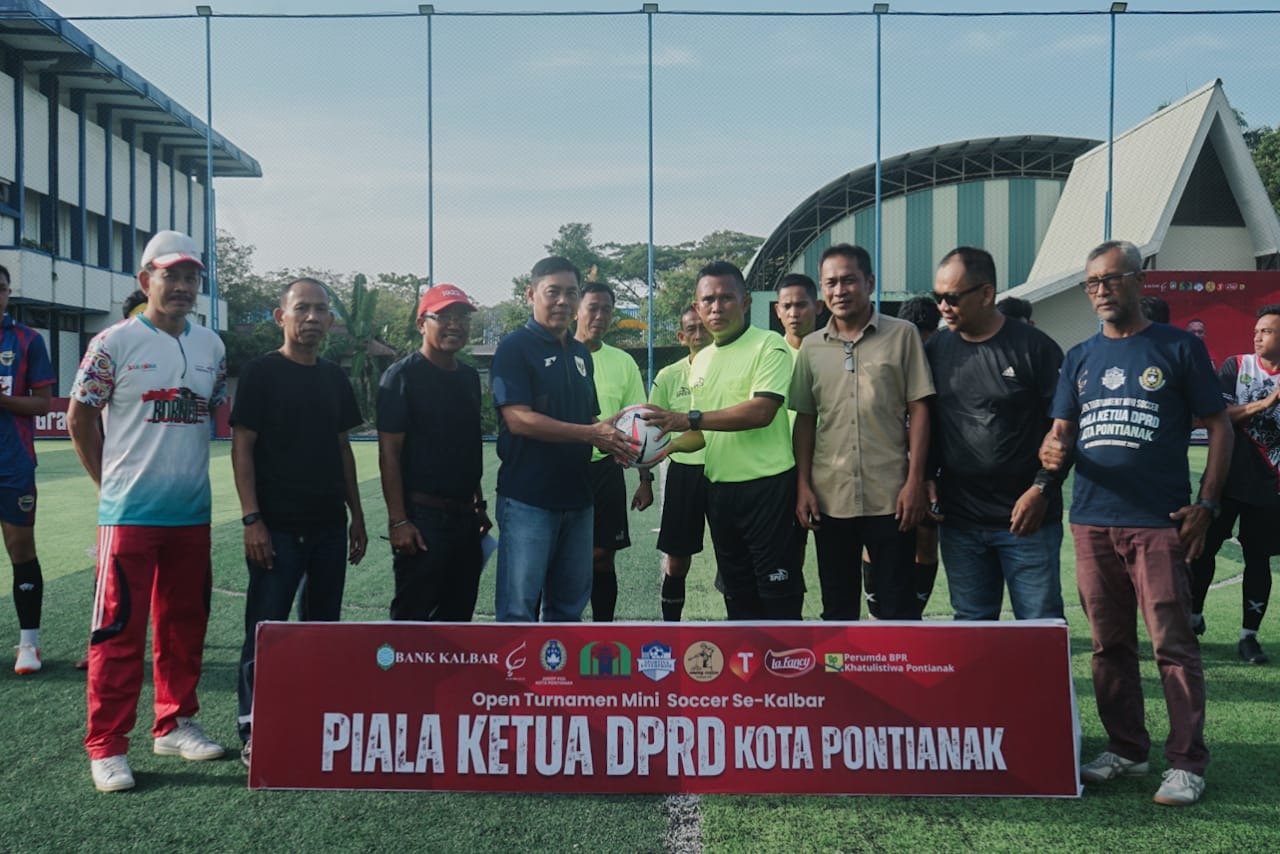 Pembukaa turnamen mini soccer Ketua DPRD Kota Pontianak se-Kalbar. Foto: dok. istimewa