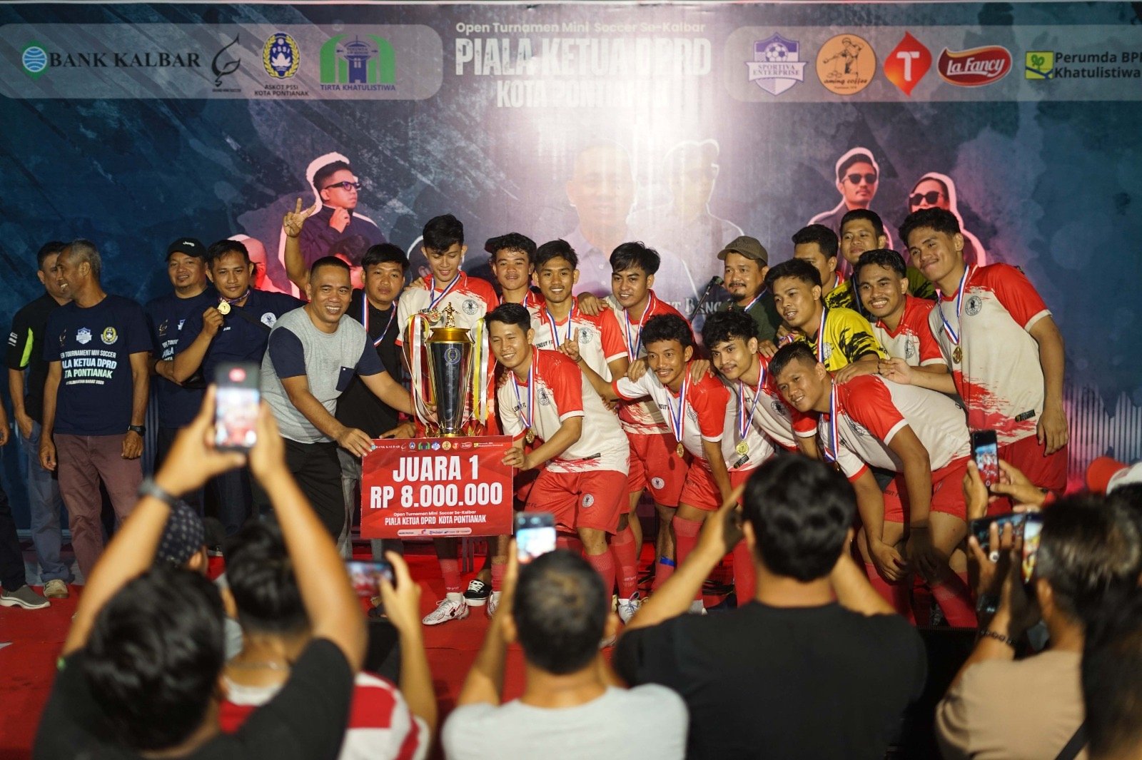 Foto bersama tim pemenang Turnamen Mini Soccer Piala Ketua DPRD Pontianak. Foto: Dok. Istimewa