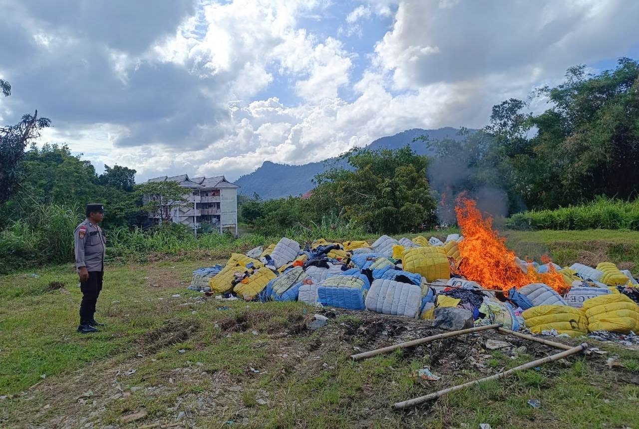 Pemusnahan 1.000 balpres thrifting dengan cafa dibakar di Entikong. Foto: Dok. Polres Sanggau