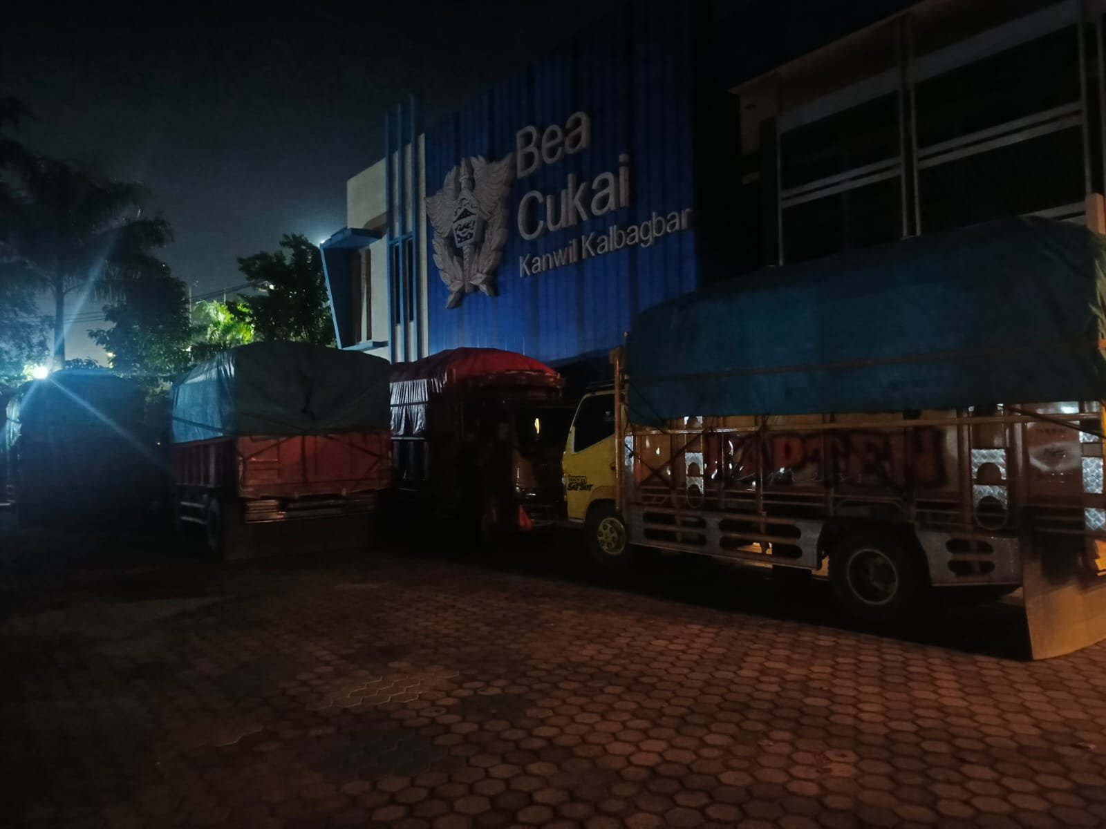 4 truk bermuatan pakaian thrifting diamankan di Kantor Bea Cukai Kalbar. Foto: Dok. Istimewa