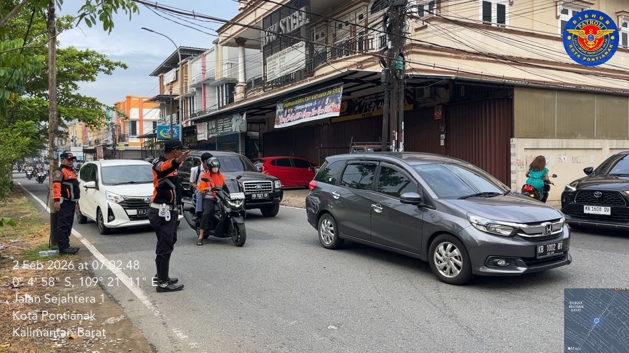 Petugas Dishub saat memberlakukan jalan satu arah di Sungai Raya Dalam. Foto: Dok. Dishub Pontianak