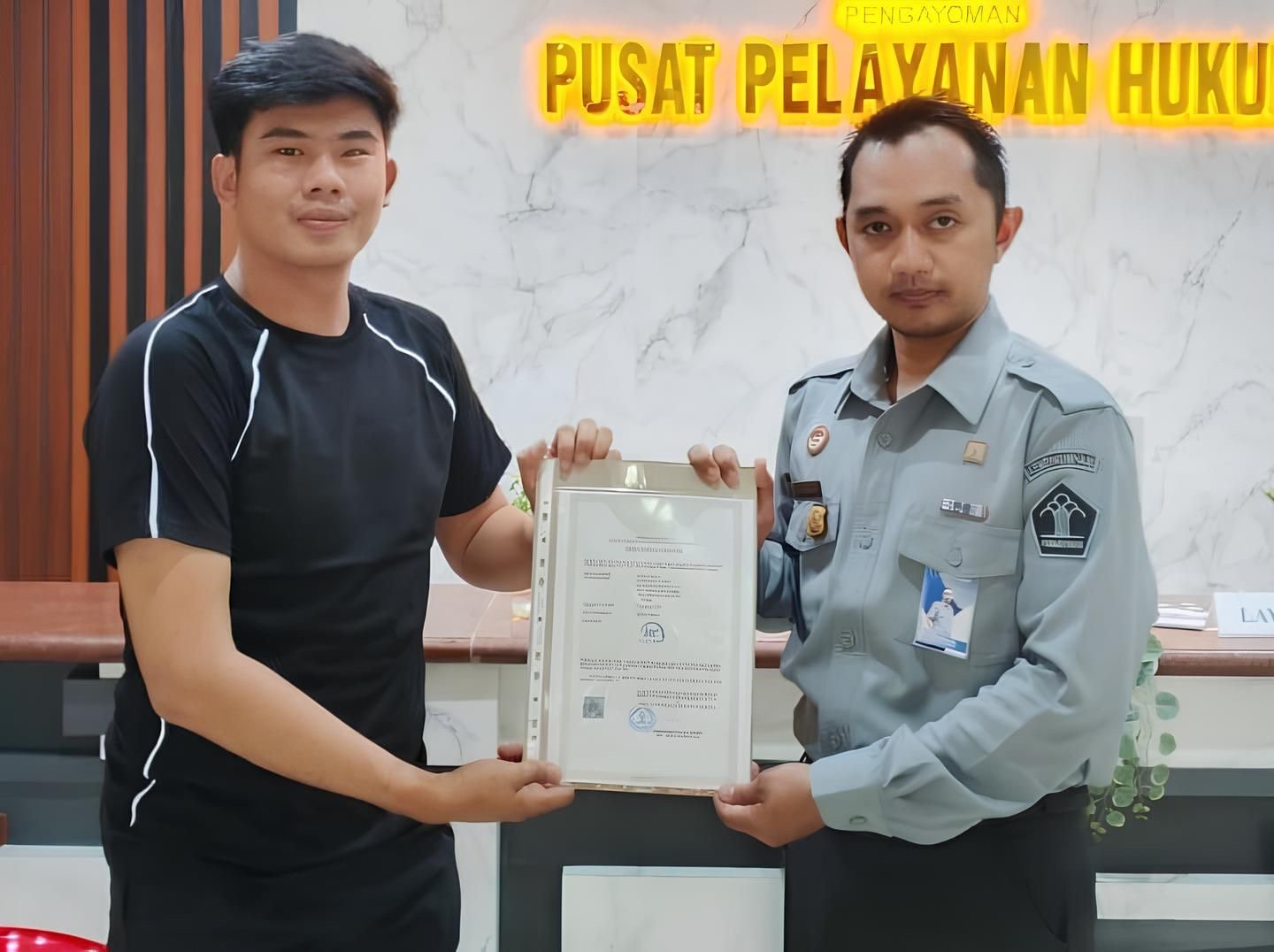 Owner '180° Coffee & Eatery' saat menerima sertifikat merek