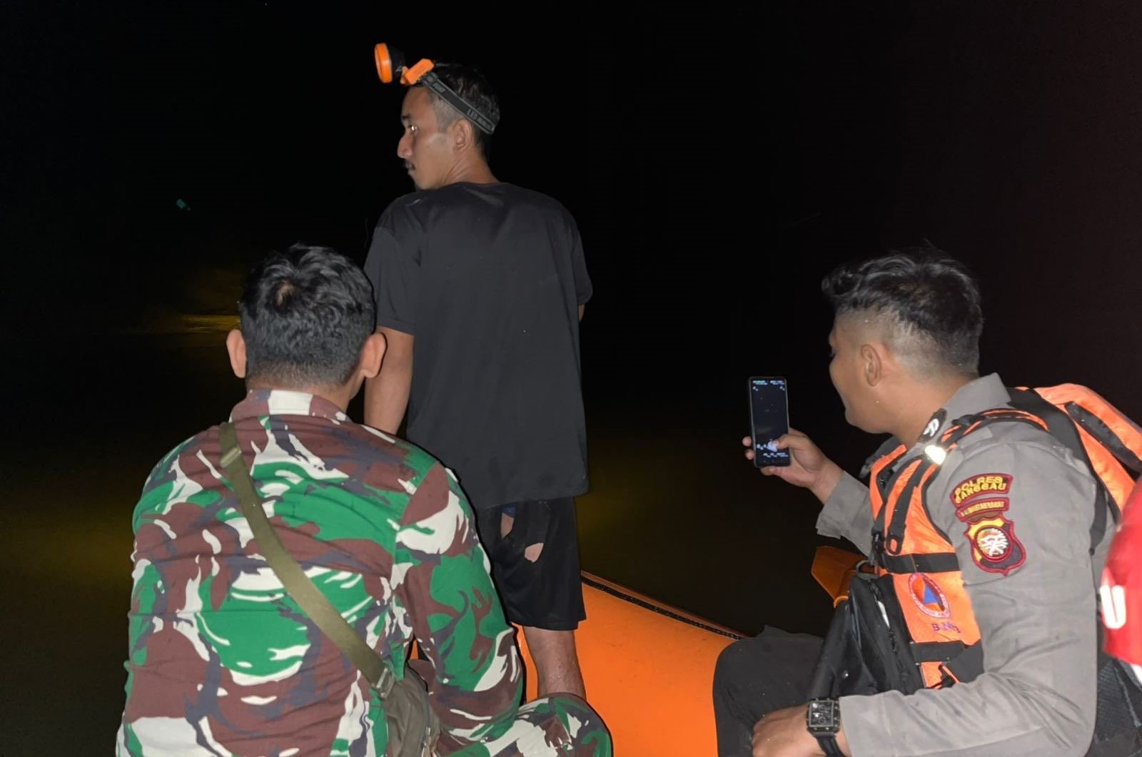Polres dan BPBD Landak saat melakukan pencarian terhadap bocah yang dilaporkan hilang. Foto: Dok. Polres Landak