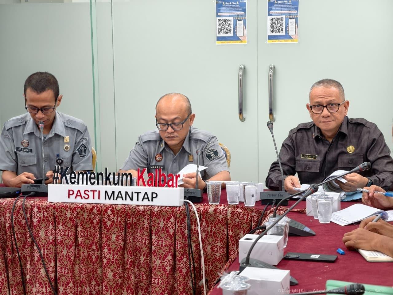Pemkab Sambas dan Kanwil Kemenkum Kalbar saat melakukan koordinasi