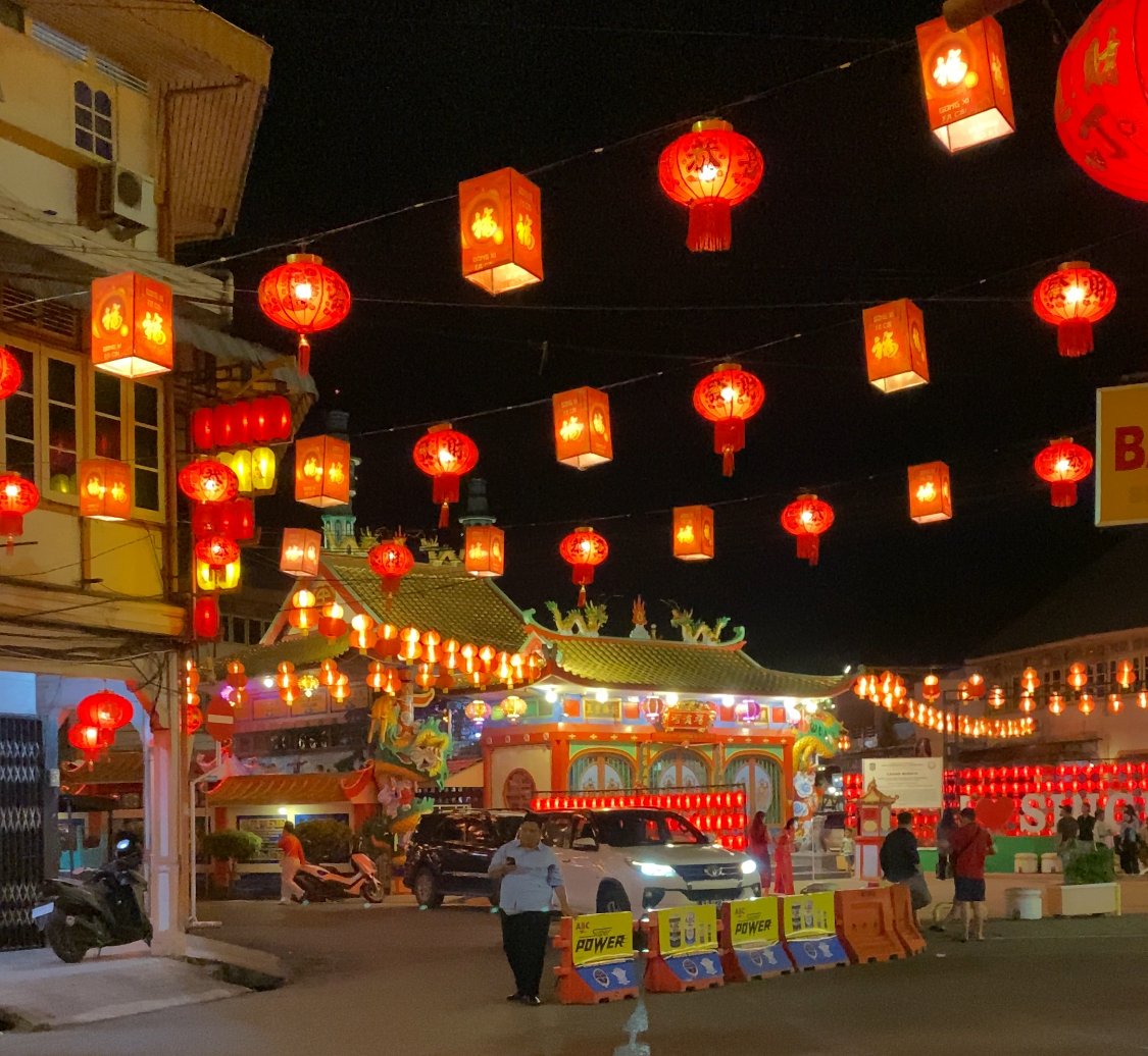 Sudut Kota Singkawang yang dihiasi lampion. Foto: Yulia Ramadhiyanti/klikwartaku