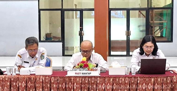 Pemprov dan Kemenkum Kalbar saat membahas Rapergub