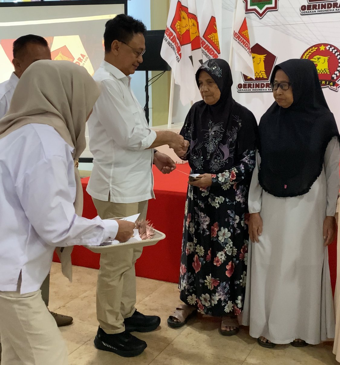 Edi Rusdi Kamtono saat berbagi dengan warga. Foto: Yulia Ramadhiyanti/klikwartaku