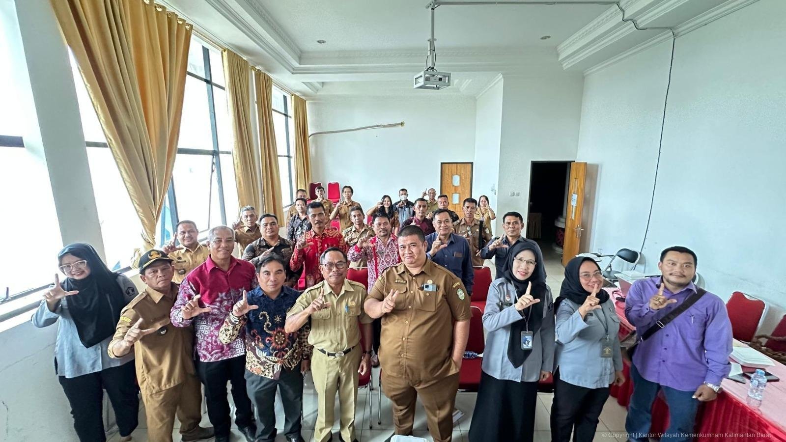 Foto bersama paralegal di Landak