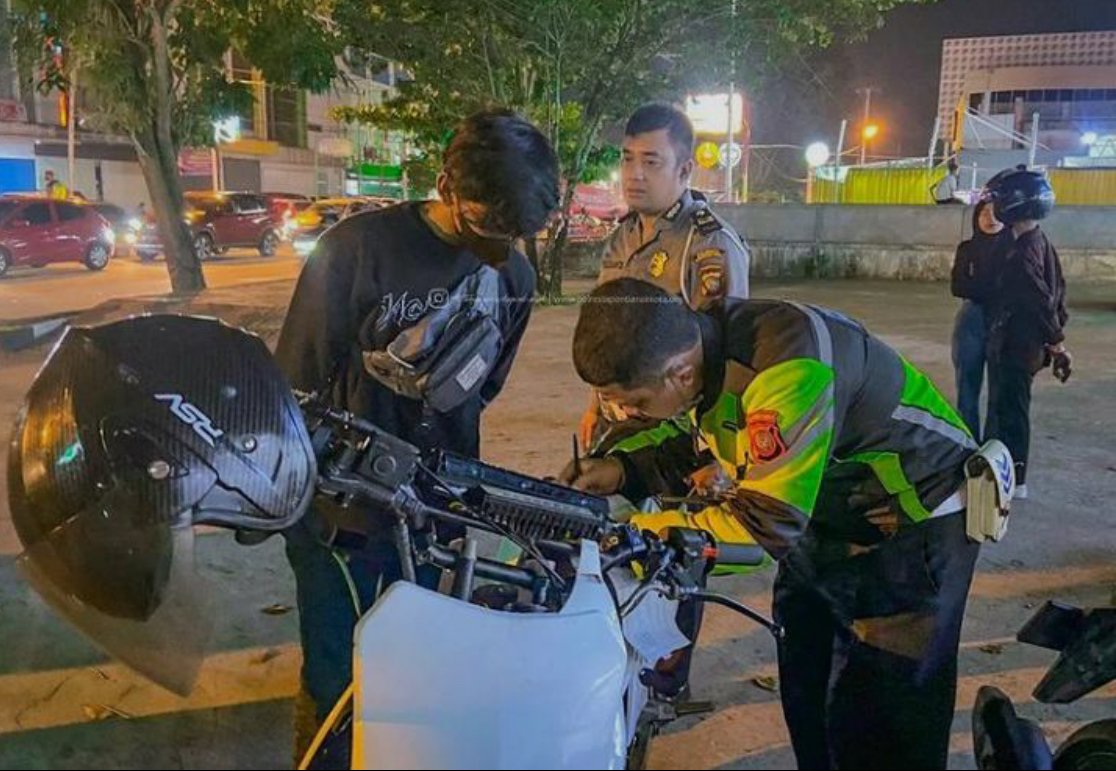 Pemotor yang menggunakan knalpot brong saat ditiliang polisi beberapa waktu lalu. Foto: Dok. Istimewa