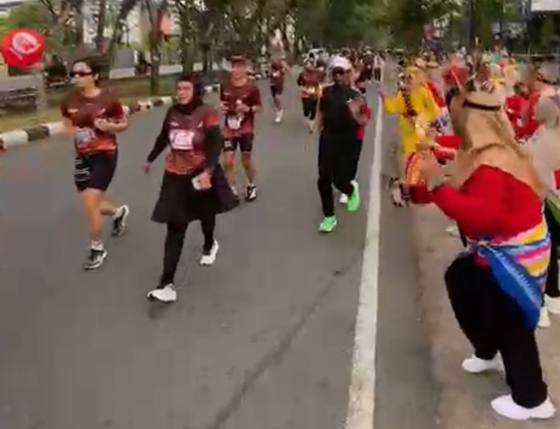 Ibu-ibu PKK saat cheering para pelari di Pontianak City Run 2026. Foto: Dok. Prokopim Pemkot Pontianak