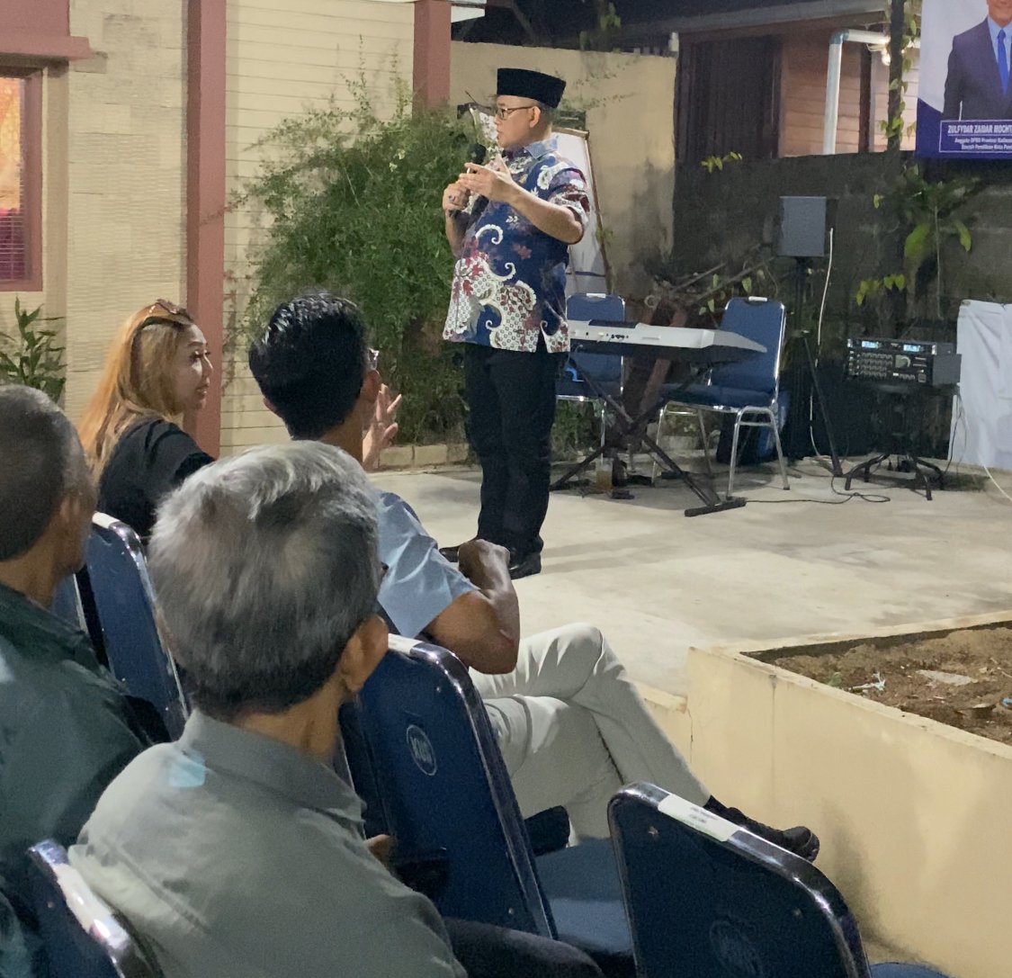 Anggota DPRD Kalbar, Zulfydar Zaidar Mochtar saat berdialog dengan warga