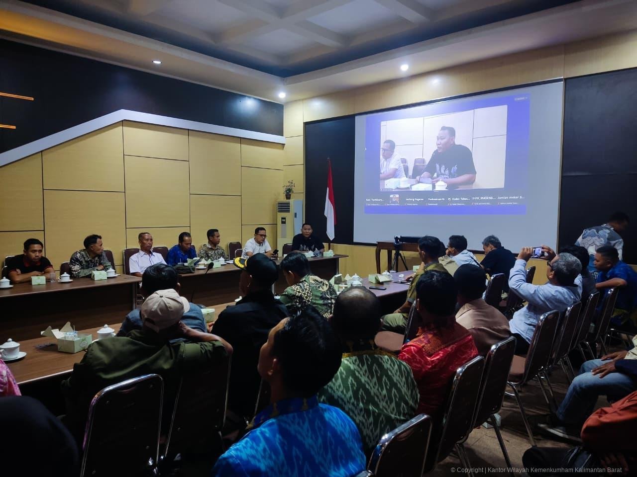 Pemkab Sambas saat menggelar sosialisasi KUHP baru dan posbankum