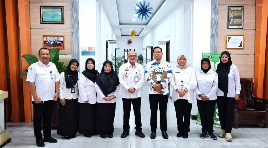Foto bersama Kemenkum Kalbar dan DPRD Pontianak