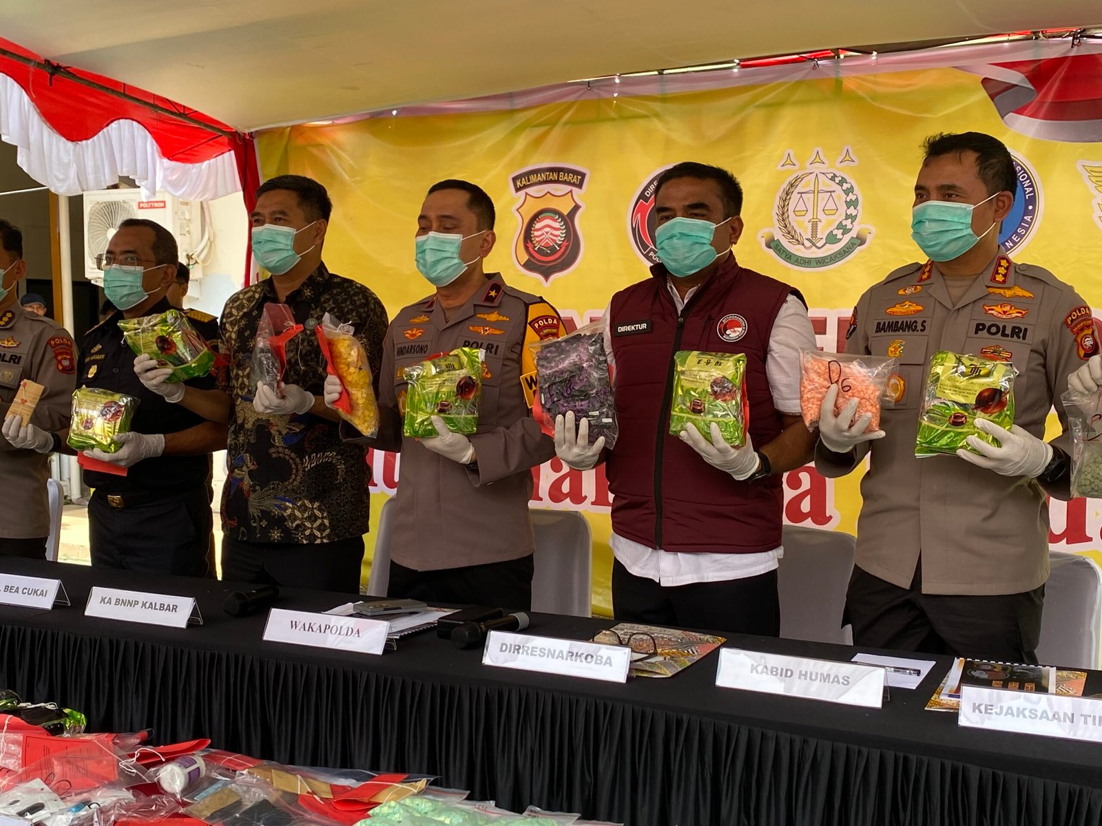 Polda Kalbar memperlihat barang bukti pengungkapan kasus narkoba sepanjang Februari 2026. Foto: Yulia Ramadhiyanti/klikwartaku