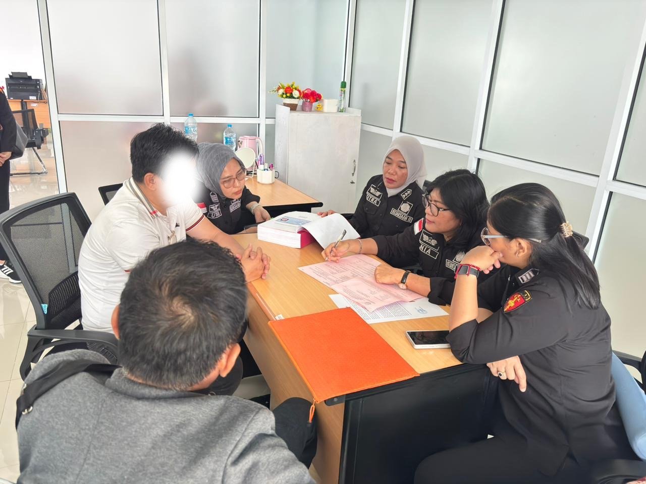 DJP Kalbar saat serahkan tersangka penggelapan ke Kejati Kalbar. Foto: Dok. Kanwil DJP Kalbar