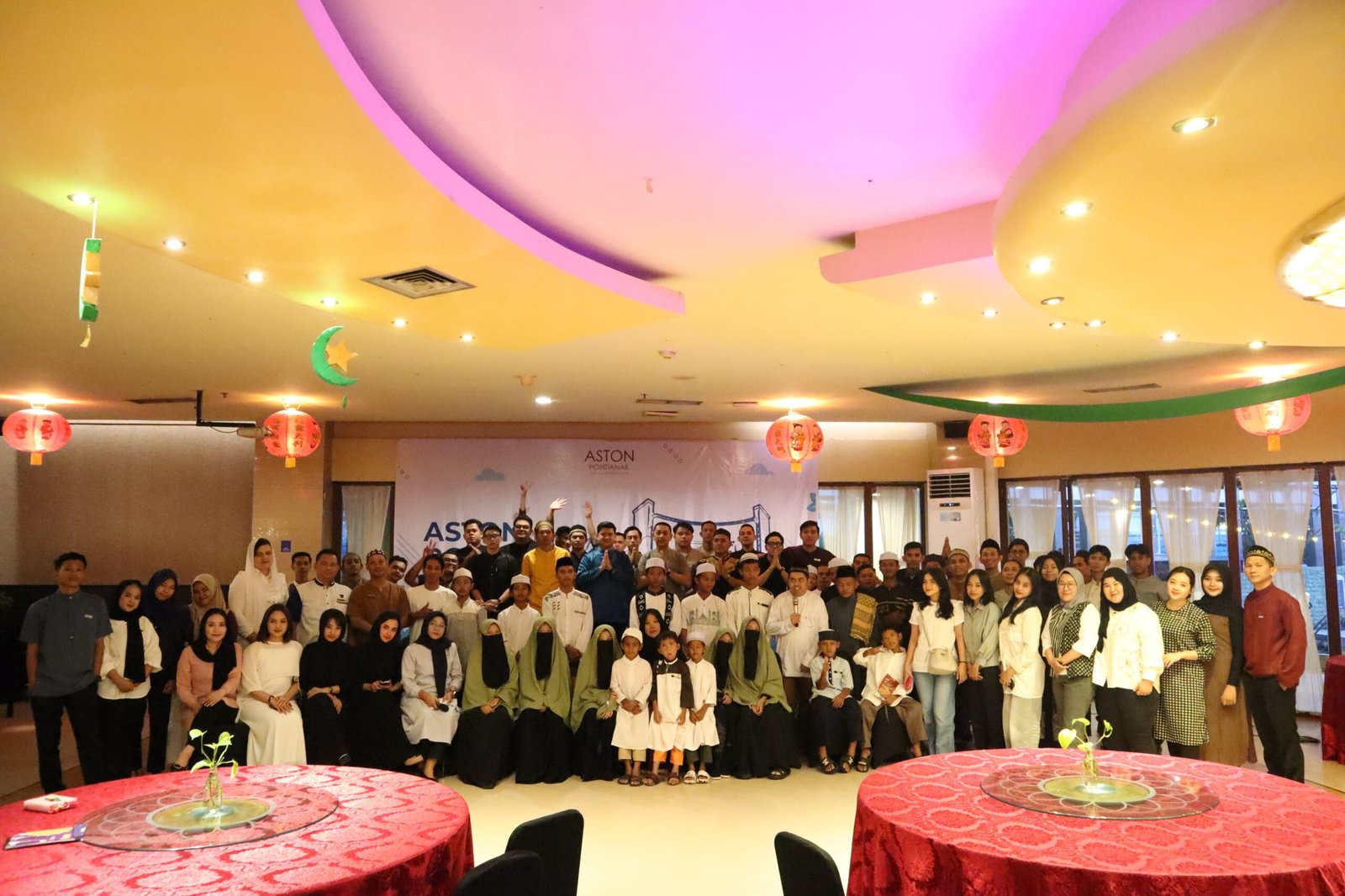 Foto bersama usai Aston Pontianak gelar buka bersama dengan Panti Asuhan Tunas Global Khatulistiwa. Foto: Dok. Aston Pontianak