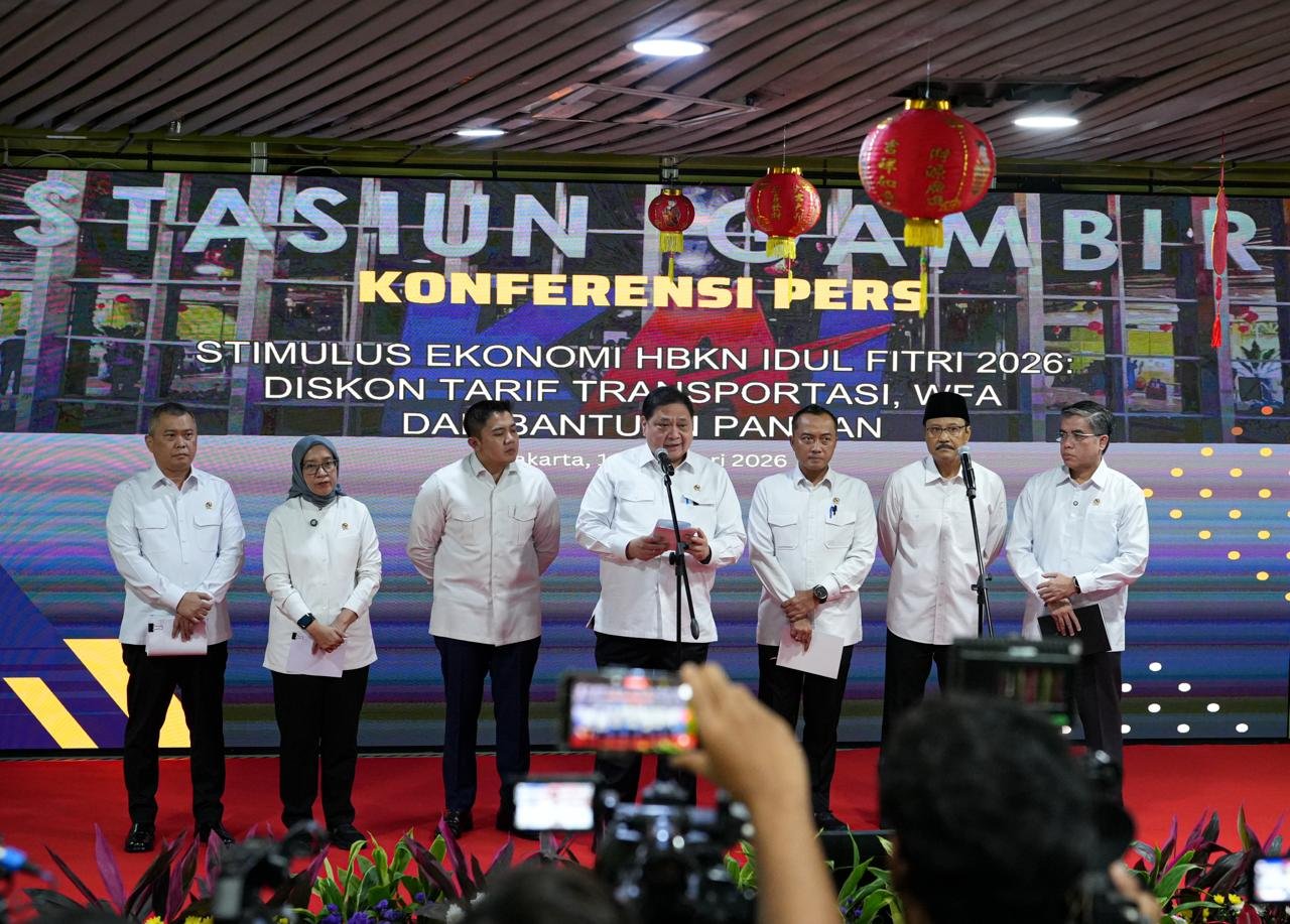 Menteri Koordinator Bidang Perekonomian Airlangga Hartarto dalam Konferensi Pers Stimulus Ekonomi HBKN Idulfitri 2026: Diskon Tarif Transportasi, WFA, dan Bantuan Pangan di Jakarta, Selasa (10/02).