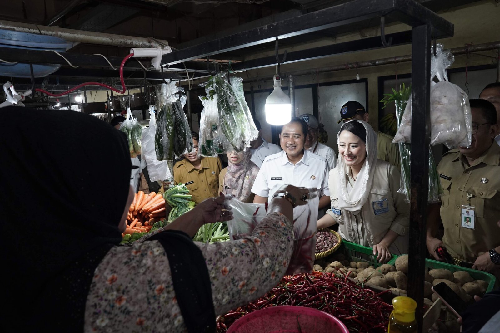 Wakil Menteri Perdagangan Dyah Roro Esti Widya Putri meninjau langsung harga dan ketersediaan barang kebutuhan pokok (bapok) menjelang Hari Besar Keagamaan Nasional (HBKN) Imlek 2577 Kongzili, Ramadan, dan Idulfitri 1447 H di Pasar Cisalak, Depok, Jawa Barat, pada Senin (9/2).