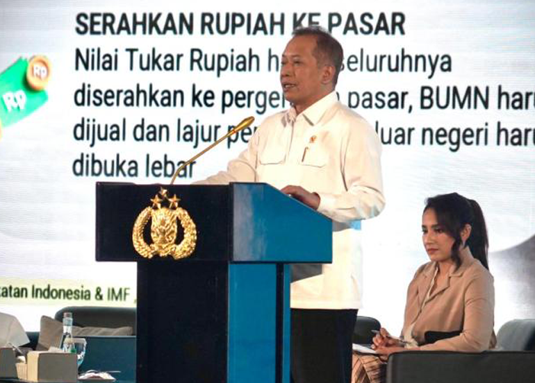 Menteri Koperasi (Menkop) Ferry Juliantono dalam acara diskusi panel Rapim Polri, di Jakarta, Rabu (11/2).