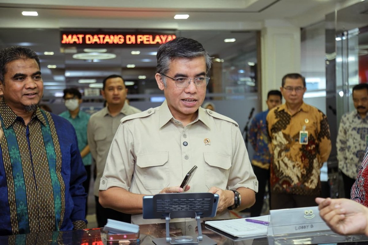 Menteri Ketenagakerjaan (Menaker) Yassierli meninjau langsung Posko Tunjangan Hari Raya (THR) dan Bonus Hari Raya (BHR) Keagamaan Tahun 2026 yang dibuka oleh Kementerian Ketenagakerjaan (Kemnaker).