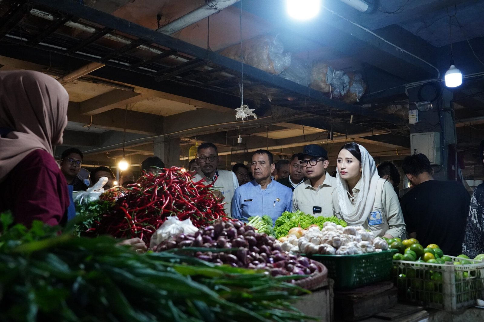 Wakil Menteri Perdagangan Dyah Roro Esti Widya Putri meninjau harga dan pasokan barang kebutuhan pokok (bapok) di Pasar Ciputat, Tangerang Selatan pada Jumat (6/3).