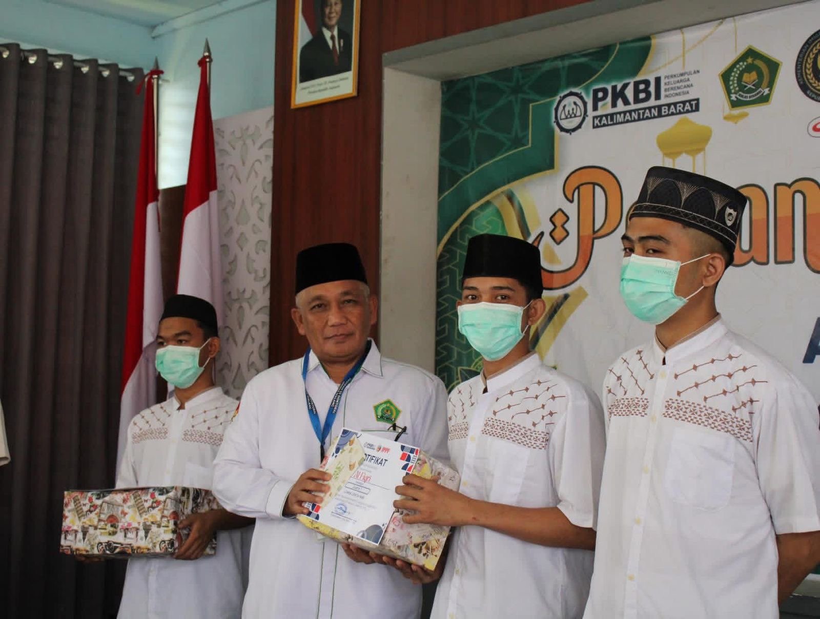 Kepala Kantor Kemenag saat berikan bingkisan untuk anak-anak di LPKA. Foto: Dok. Kemenag Pontianak