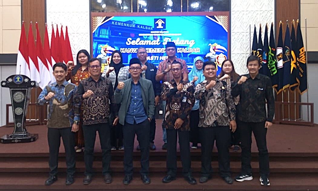 Foto bersama Kemenkum Kalbar dan DPRD Sambas
