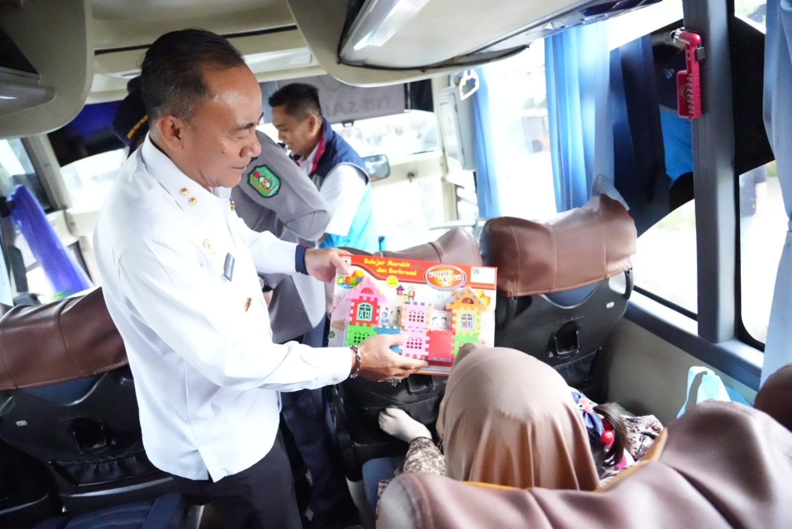Wagub Kalbar saat menemui warga yanh ikut program mudik gratis. Foto: Dok. Adpim Pemkot Kalbar