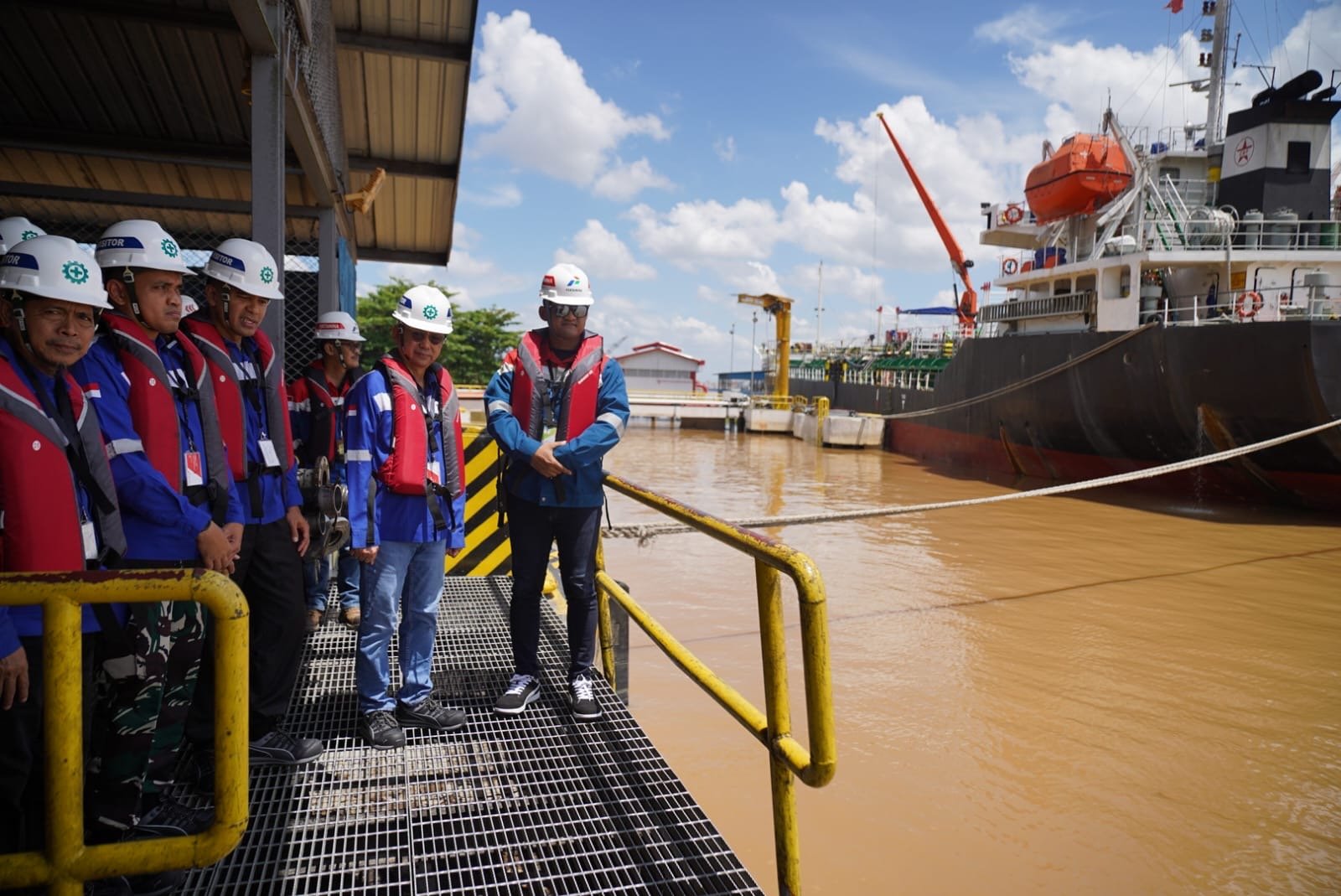 Wali Kota Pontianak Edi Rusdi Kamtono bersama jajaran Forkopimda Kota Pontianak meninjau langsung Terminal BBM Pertamina yang berada di Pontianak Utara. Foto: Dok. Prokopim Pemkot Pontianak