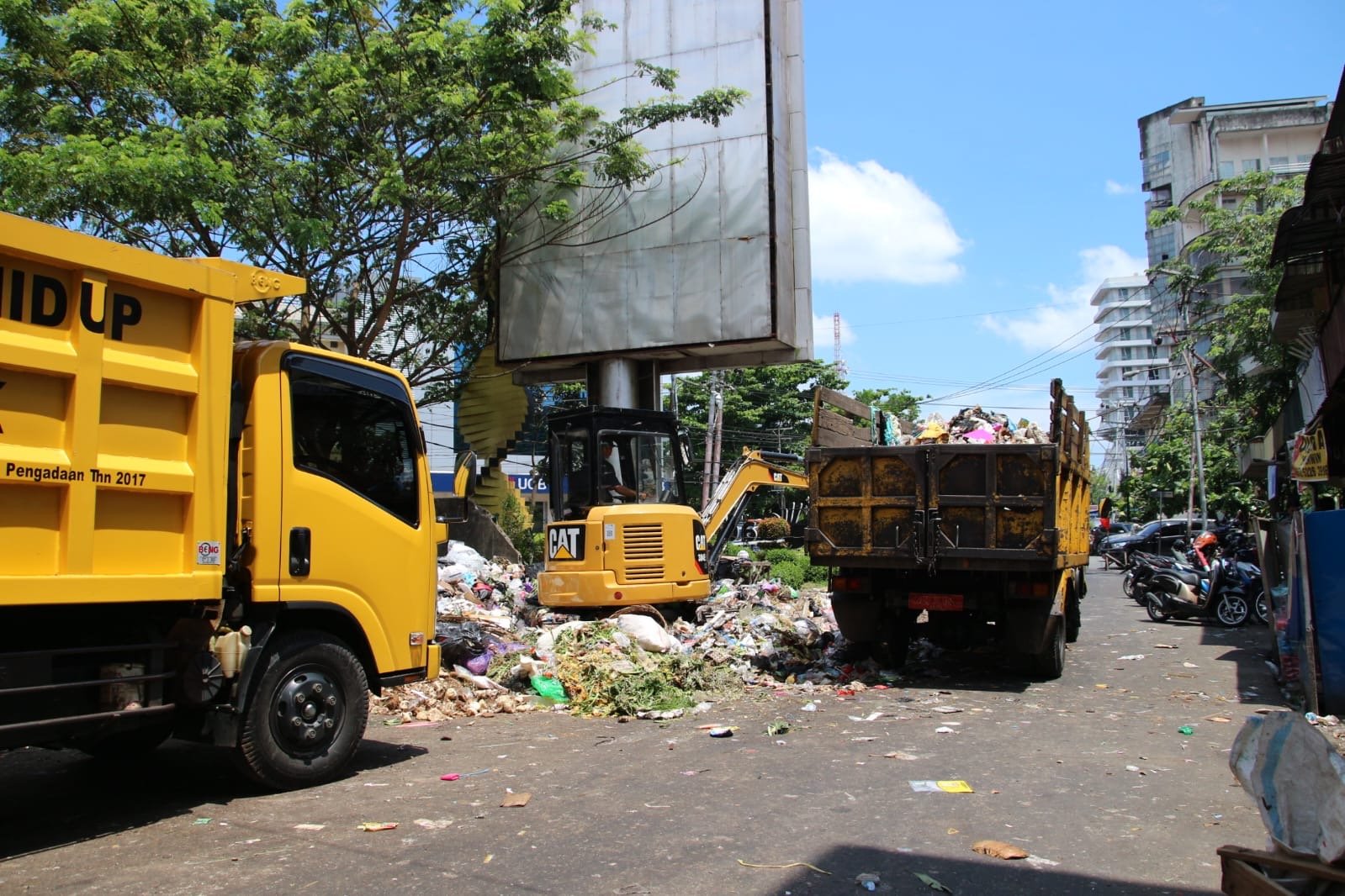 Petugas kebersihan tengah mengangkut sampah dari TPS. Foto: Prokopim pemkot Pontianak