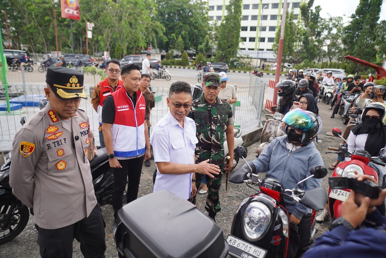Wali Kota Pontianak, Edi Rusdi Kamtono saat turun langsung ke SPBU di Pontianak. Foto: Dok. Prokopim Pemkot Pontianak