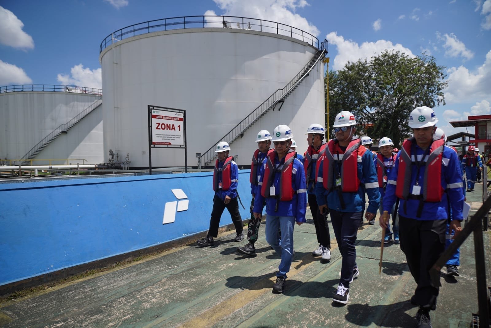 Manajemen Pertamina saat memperlihatkan tempat penampungan BBM ke Wali Kota Pontianak. Foto: Dok. Prokopim Pemkot Pontianak