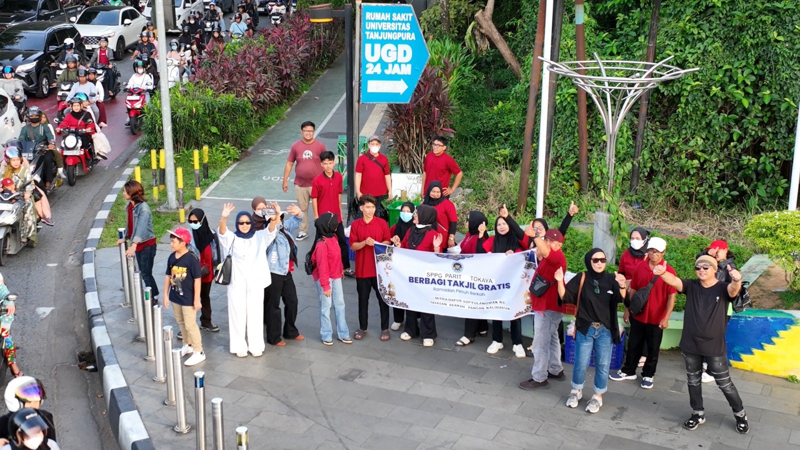 SPPG Pontianak Selatan saat bagikan takjil di Jalan Ayani. Foto: Dok. Istimewa
