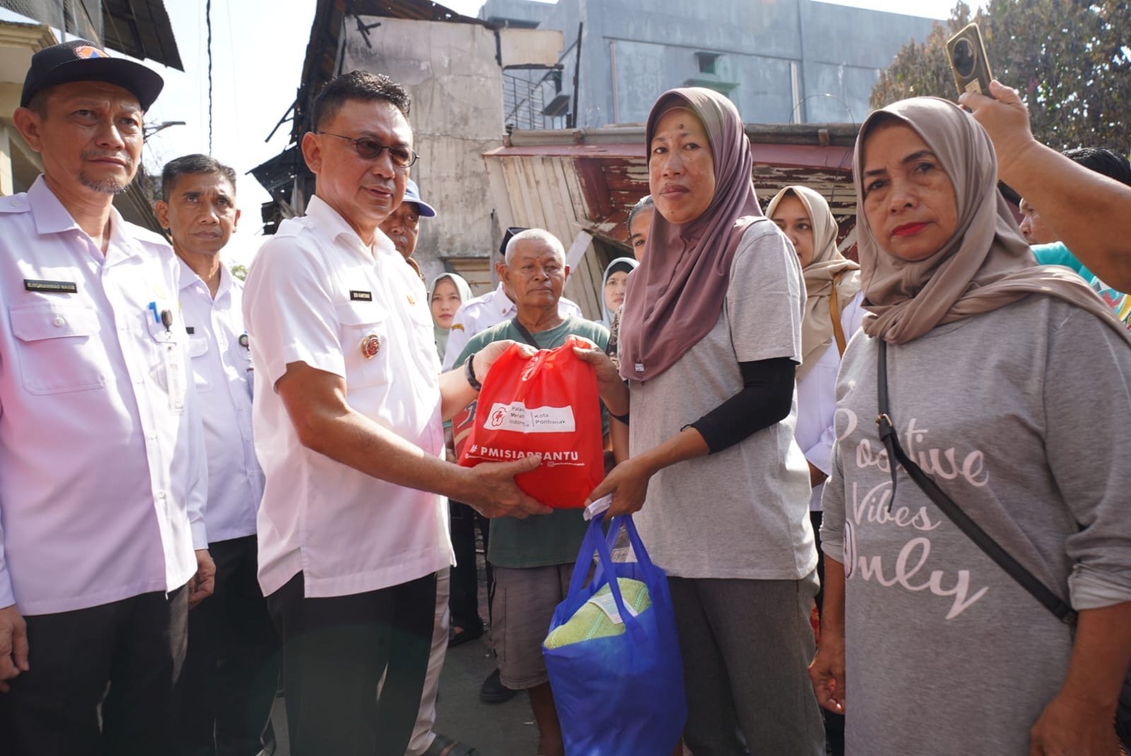 Wali Kota Pontianak, Edi Kamtono saat serahkan bantuan kepada korban kebakaran di Gang Tamang. Foto: Dok. Prokopim Pemkot Pontianak