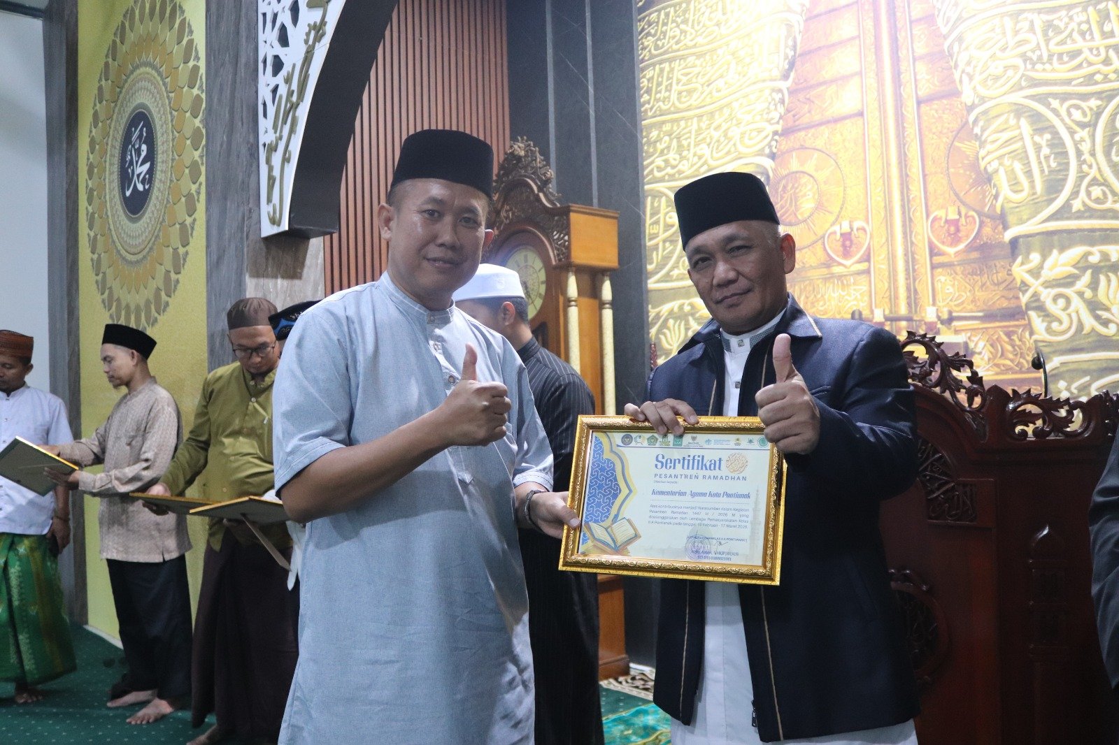Penyerahan piagam penghargaan kepada para narasumber yang telah mengisi kegiatan Pesantren Ramadan. Foto: Dok. Istimewa
