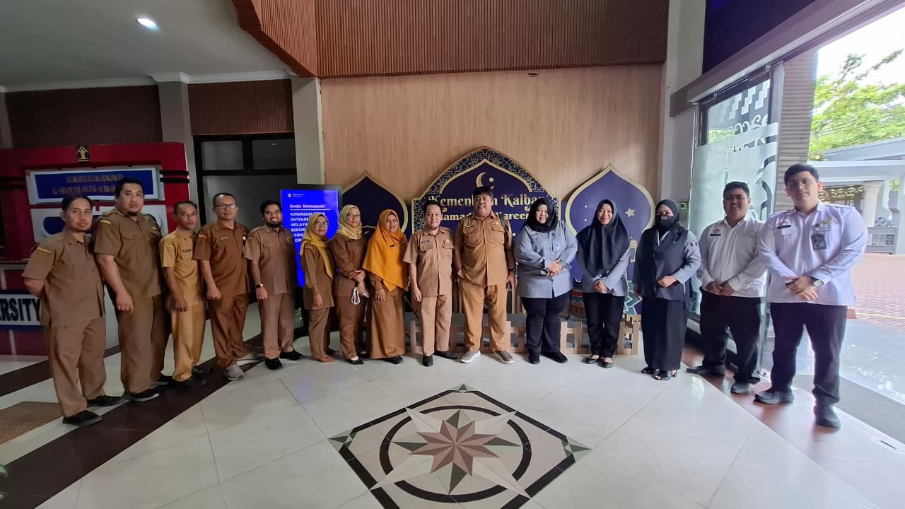 Foto bersama Kemenkum Kalbar dan Pemkab Sambas
