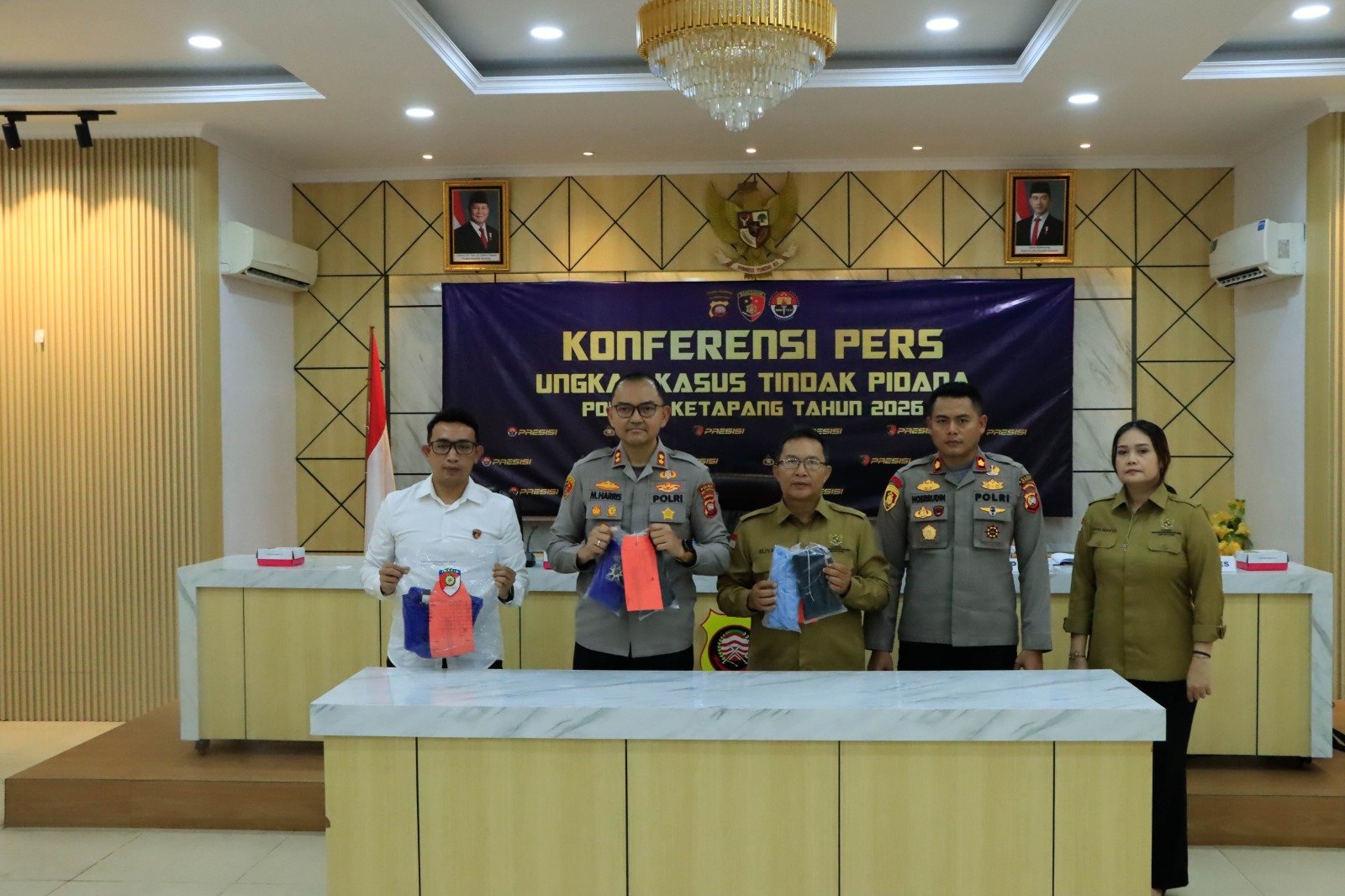 Polisi memperlihatkan barang bukti kasus perundungan yang dilakukan remaja di Tumbang Titi. Foto: Dok. Polres Ketapang