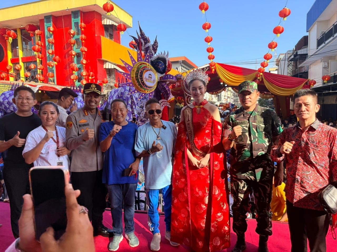 Foto bersama YouTuber asal Bali, Andy Opa Gaul dengan Kapolresta Pontianak dan Ketua Panitia Cap Go Meh Pontianak. Foto: Dok. Istimewa