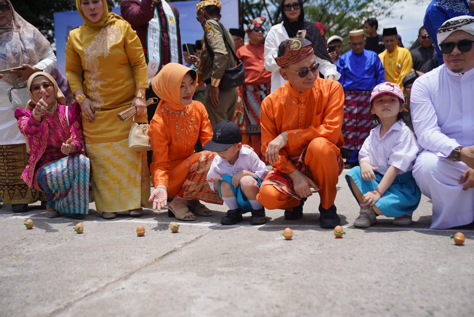 Wali Kota Pontianak Edi Rusdi Kamtono bersama para siswa SD ikut mendirikan telur pada momen Kulminasi Matahari. Foto: Dok. Prokopim Pemkot Pontianak