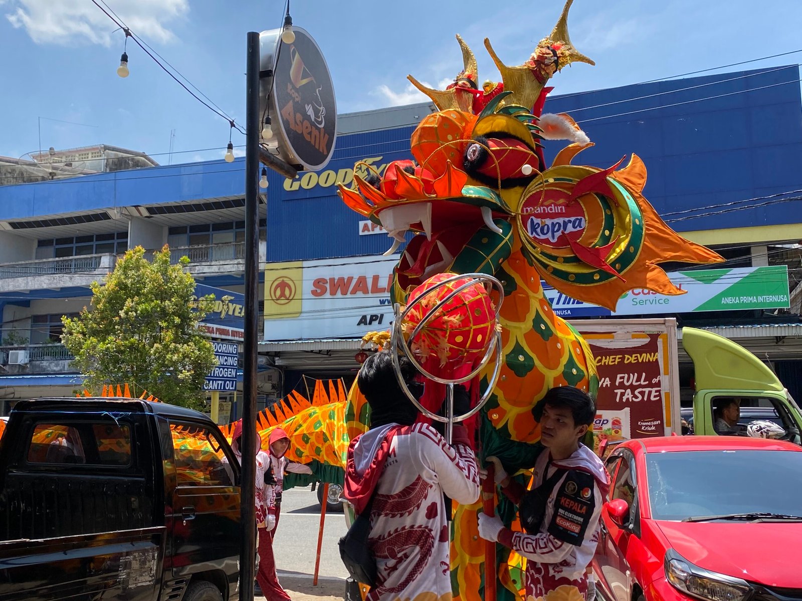 Naga saat mendatangi Warkop Asenk di Jalan Juanda Pontianak. Foto: Yulia Ramadhiyanti/klikwartaku