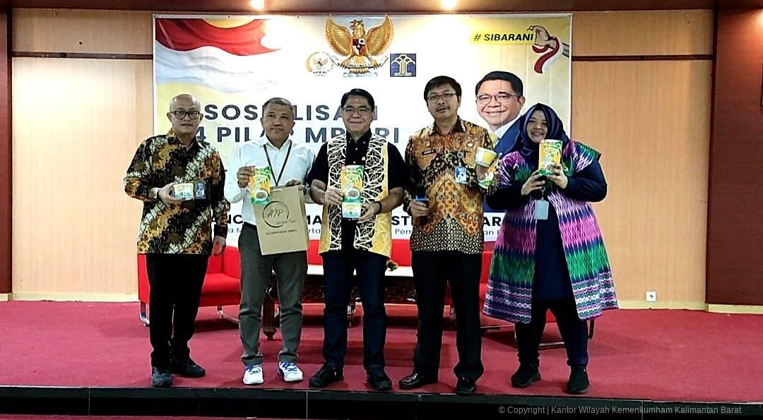Foto bersama usai sosialisasi posbankum di Sambas