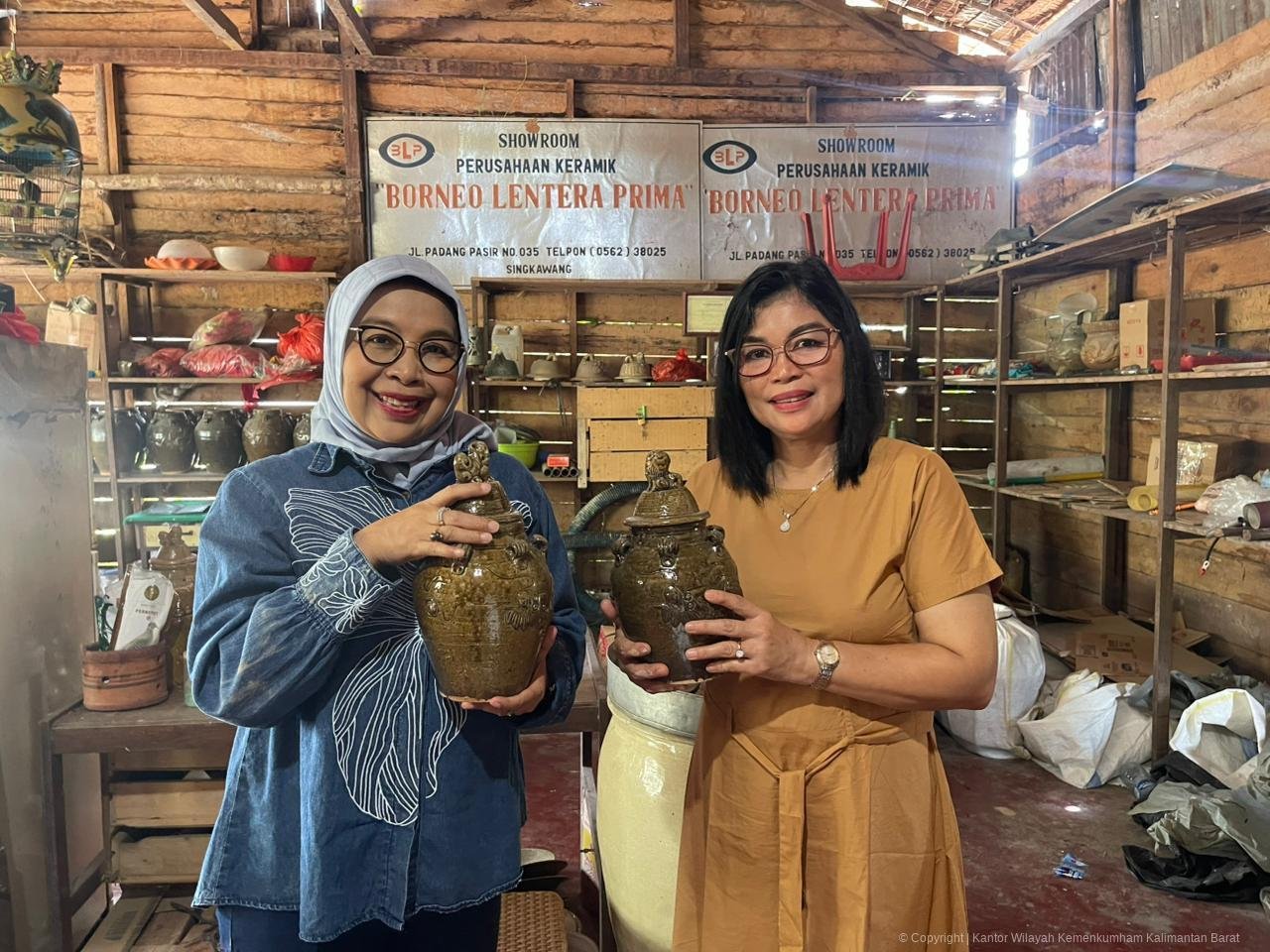 Kadiv Yankum Kemenkum Kalbar saat memperlihatkan keramik yang dibakar menggunakan tungku naga