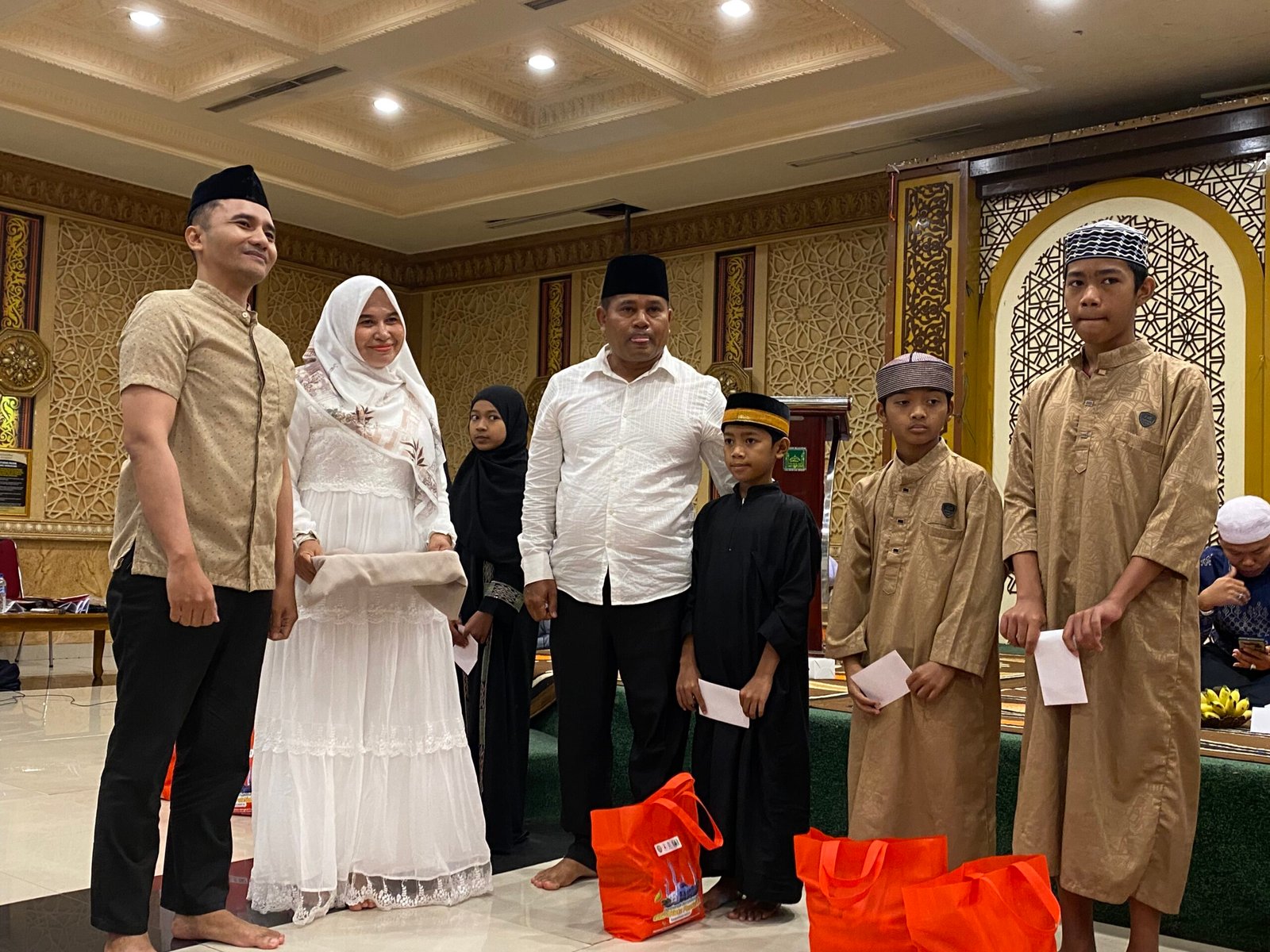 Ketua IKBM Pontianak, Berdi berfoto bersama anak yatim dan duafa. Foto: Yulia Ramadhiyanti/klikwartaku