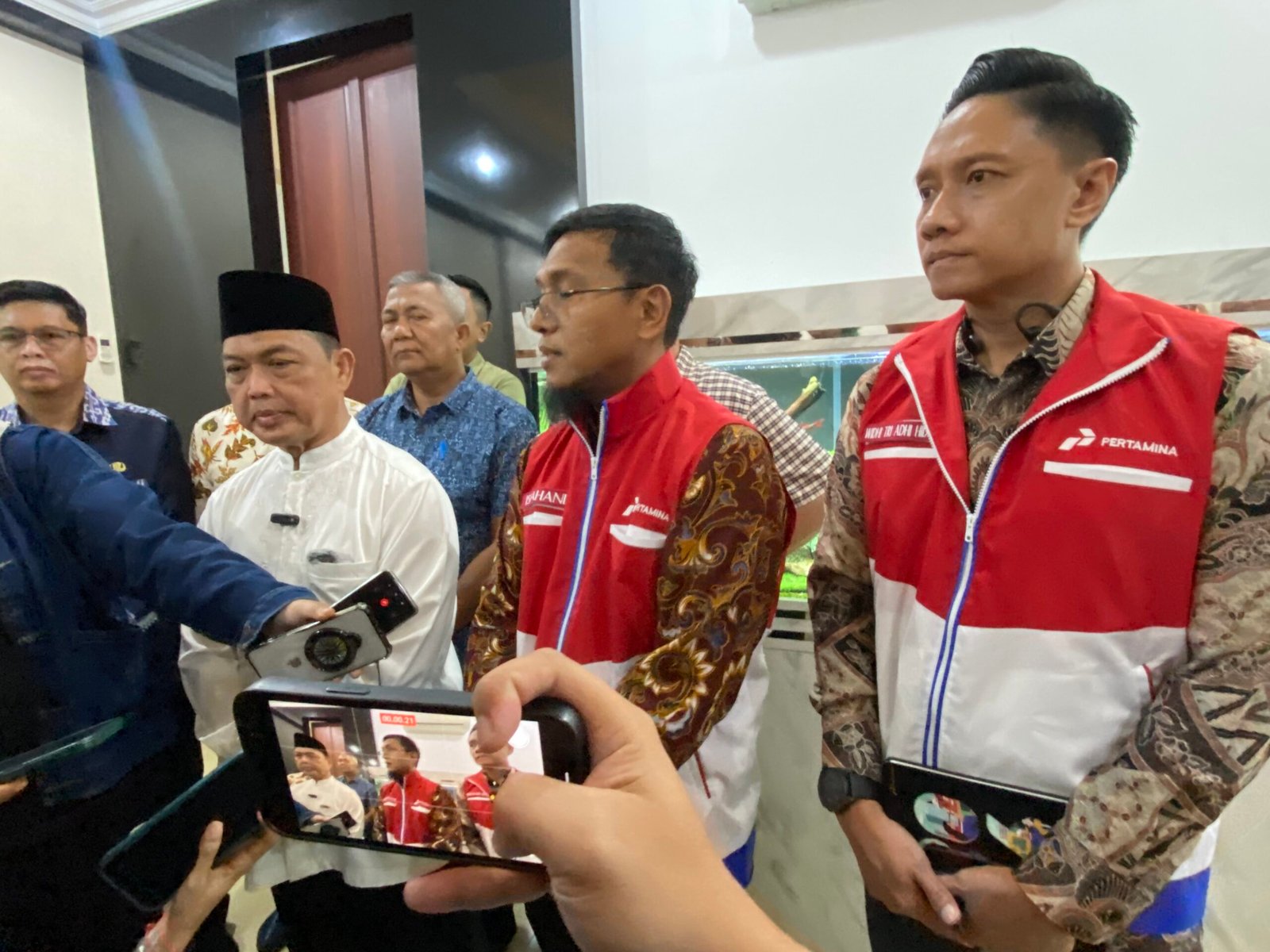Gubernur Kalbar saat menggelar konfrensi pers bersama manajemen Pertamina di Pendopo Gubernur. Foto: Yulia Ramadhiyanti/klikwartaku