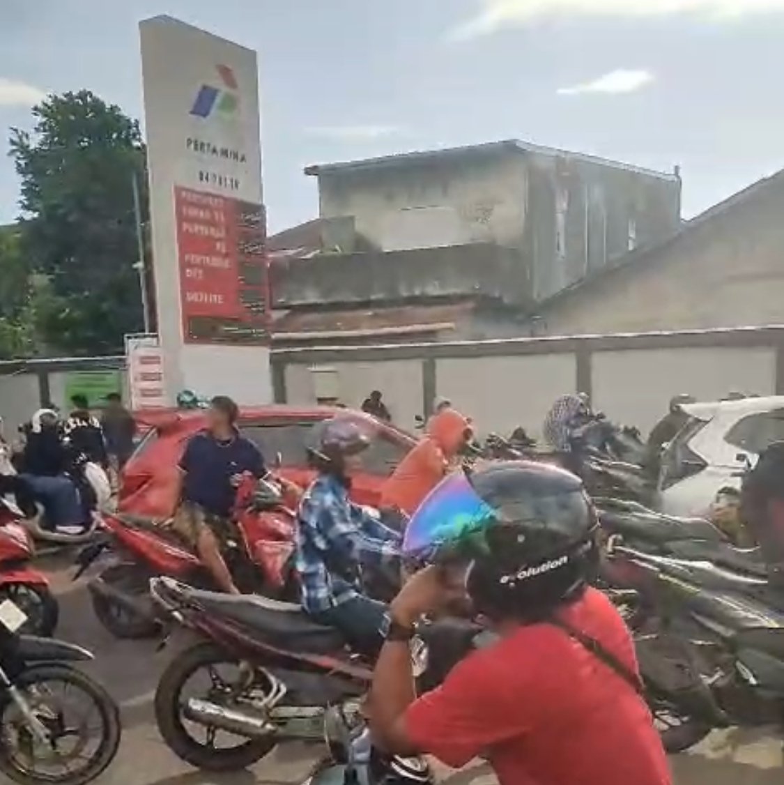 Warga mengantre BBM di SPBU. Foto: Dok. Istimewa