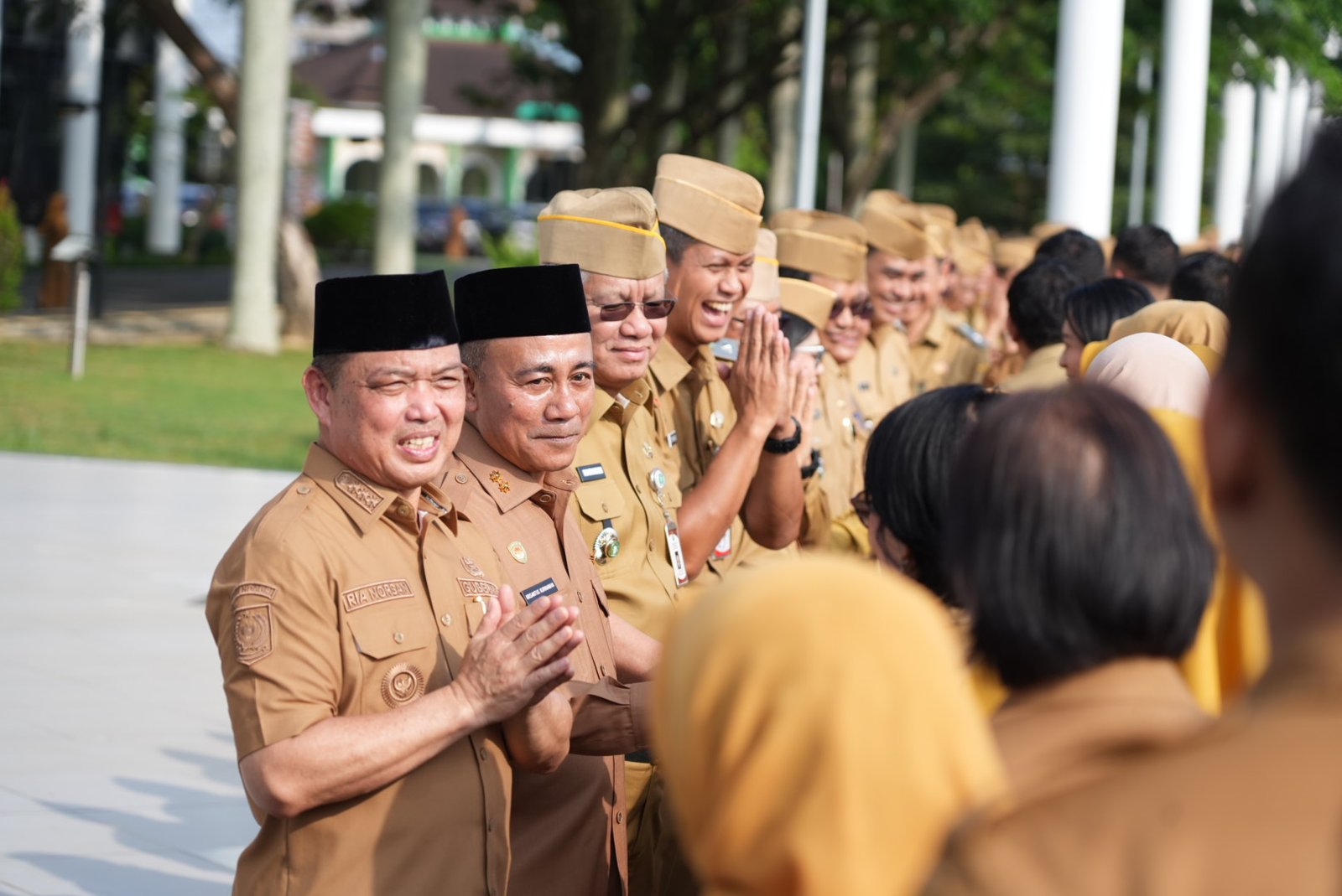 Gubernur dan Wakil Gubernur Kalbar saat menggelar halal bihalal di lingkungan Pemprov Kalbar. Foto: Dok. Adpim Pemprov Kalbar
