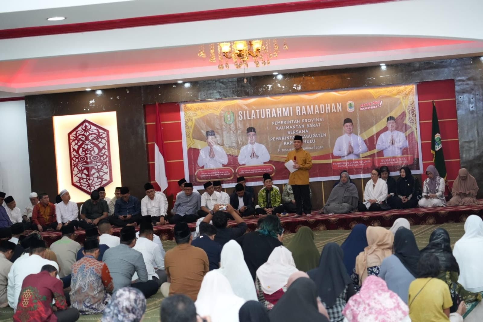 Gubernur Kalbar, Ria Norsan, didampingi Ketua Tim Penggerak PKK Prov Kalbar, Erlina Ria Norsan, tiba di Bandara Pangsuma Kab. Kapuas Hulu, pada Sabtu (21/2)